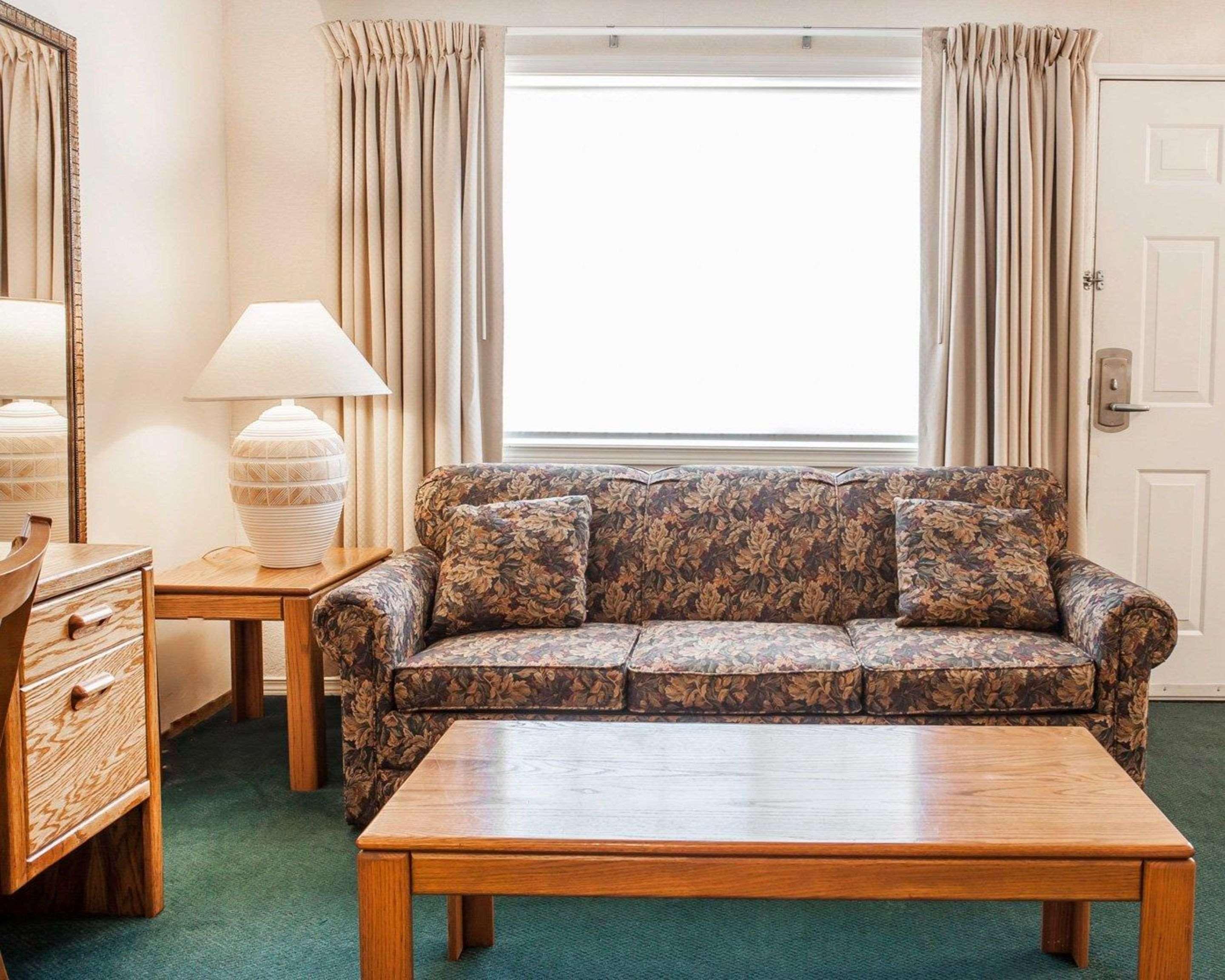 Quality Inn & Suites Bremerton Near Naval Shipyard Exteriör bild