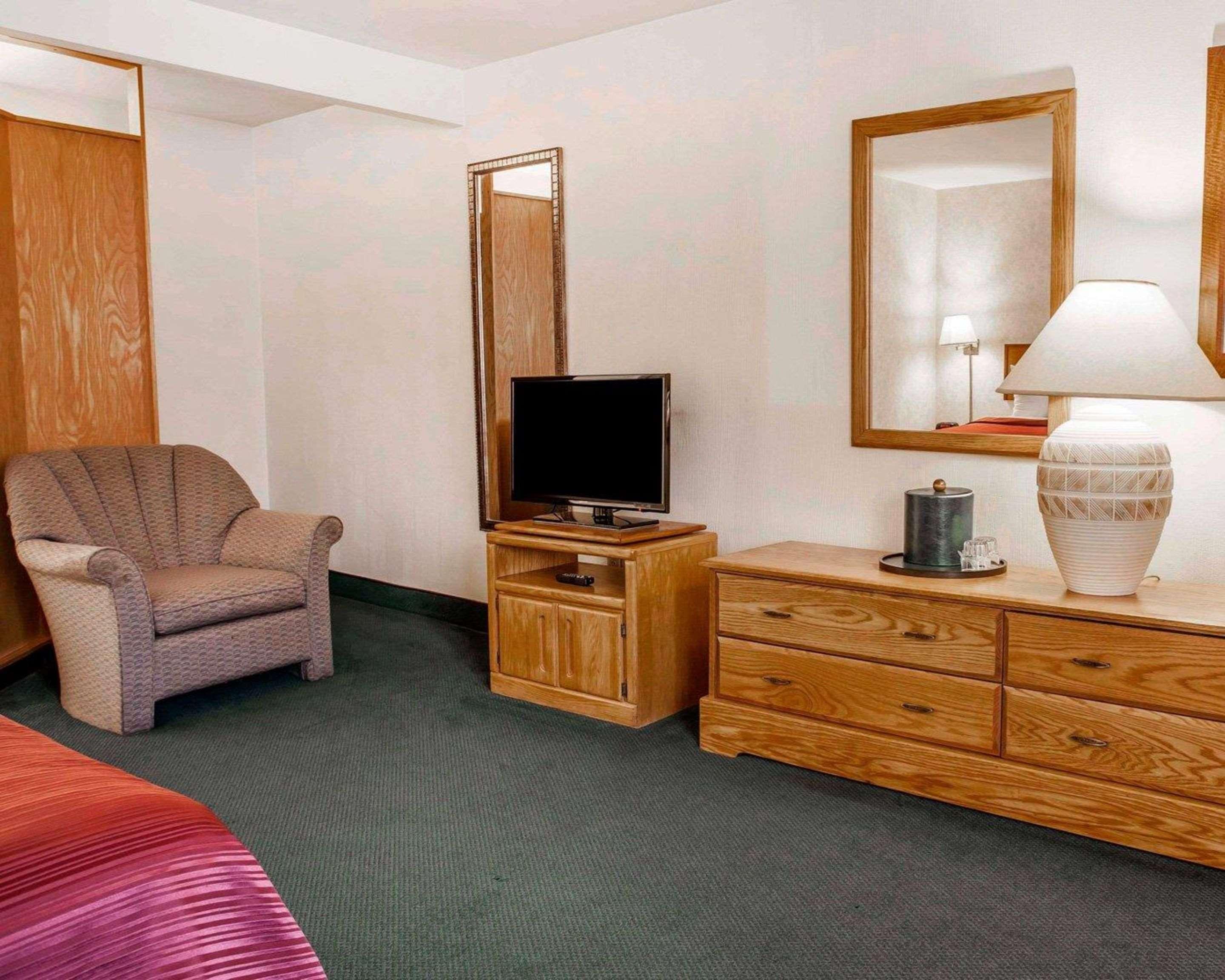 Quality Inn & Suites Bremerton Near Naval Shipyard Exteriör bild